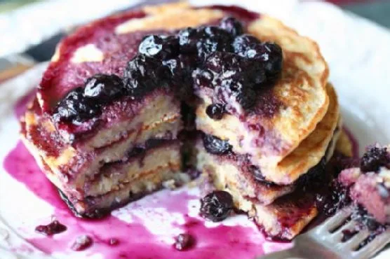 Блинчики из поленты с ароматом лимона и сиропом из черники с чабером