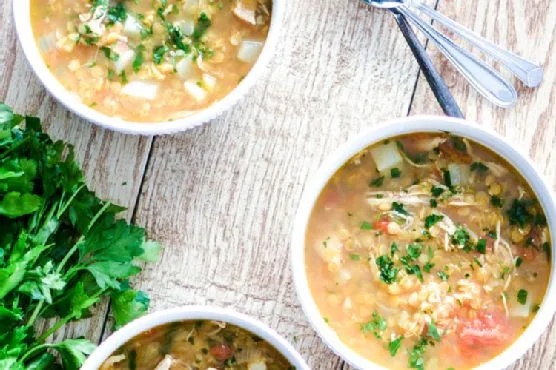 Красный чечевичный суп с курицей и репой