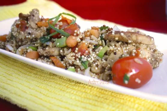 Жареная киноа, бурый рис и куриная грудка