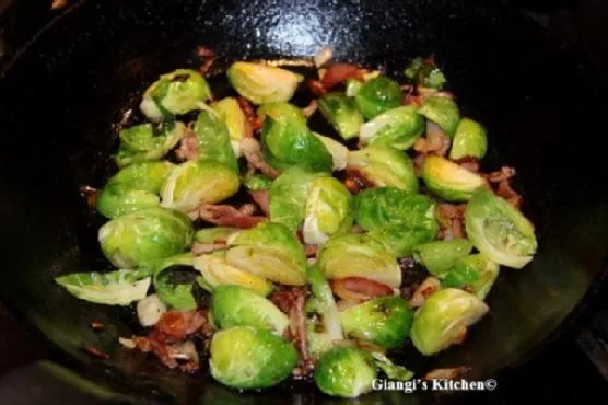 Брюссельская капуста с беконом и шалотом