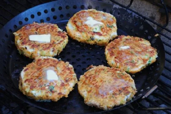 Бургеры с крабом и креветками с чесночными гритсами-фри