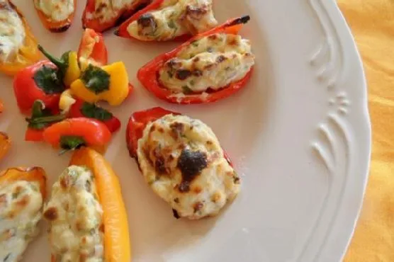 Закуска с начинкой из сливочного сыра в болгарском перце